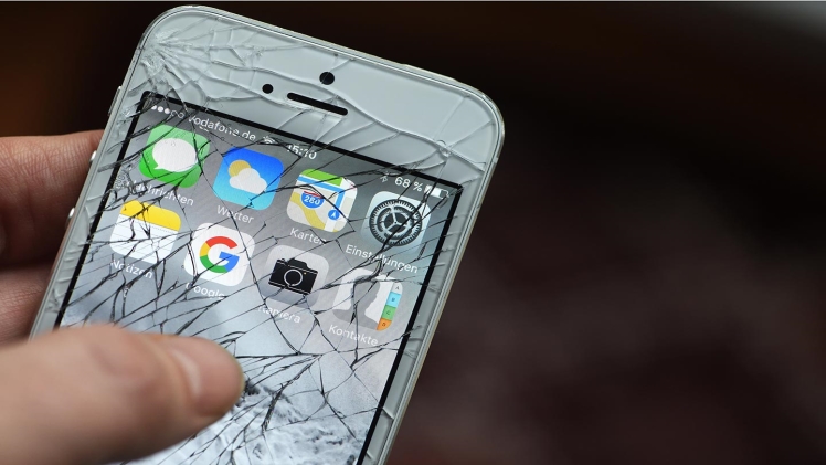 SHOULD YOU FIX YOUR BROKEN IPHONE SCREEN OR BUY A NEW ONE?